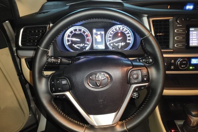 Used Toyota Highlander 2018 2.0T Four-Wheel Drive Luxury Version 7 Seats China VI Standard Steering Wheel