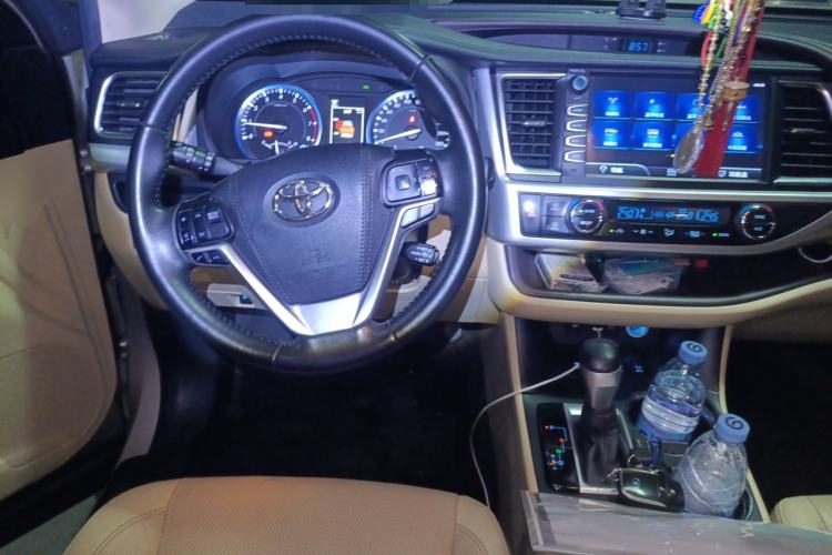 Used Toyota Highlander 2018 2.0T Four-Wheel Drive Luxury Version 7 Seats China VI Standard Steering Wheel