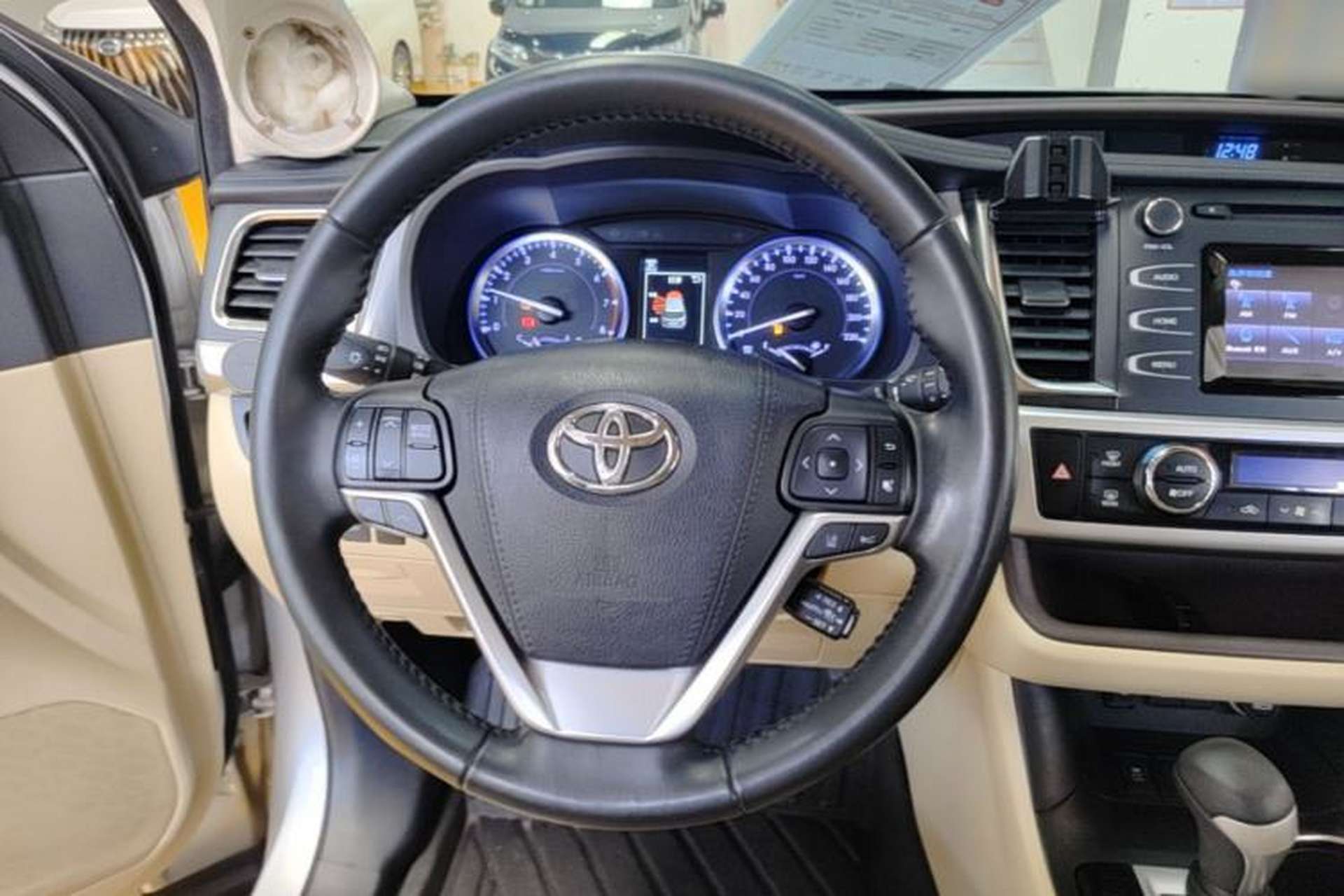 Used Toyota Highlander 2018 2.0T Two-Wheel-Drive Luxury Edition 7 Seats Emission Standard China V Steering Wheel