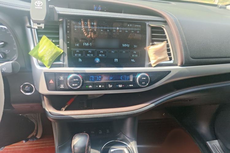 Used Toyota Highlander 2018 2.0T Four-Wheel Drive Luxury Edition 7 Seats China V Emission Standard Audio And AC Panel