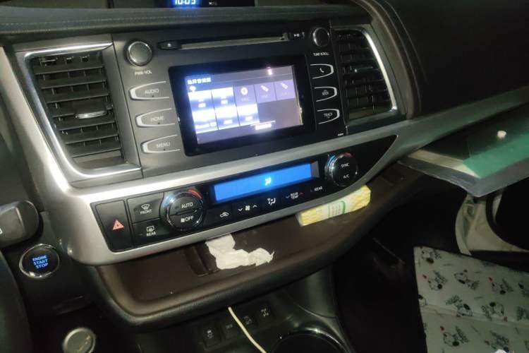 Used Toyota Highlander 2018 2.0T Four-Wheel Drive Luxury Edition 7 Seats China V Emission Standard Audio And AC Panel