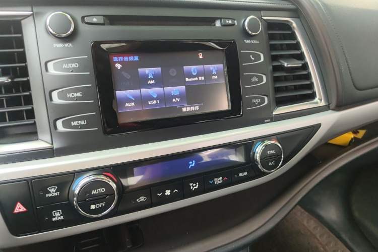 Used Toyota Highlander 2018 2.0T Four-Wheel Drive Luxury Edition 7 Seats China V Emission Standard Audio And AC Panel