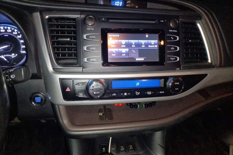 Used Toyota Highlander 2018 2.0T Four-Wheel Drive Luxury Edition 7 Seats China V Emission Standard Audio And AC Panel