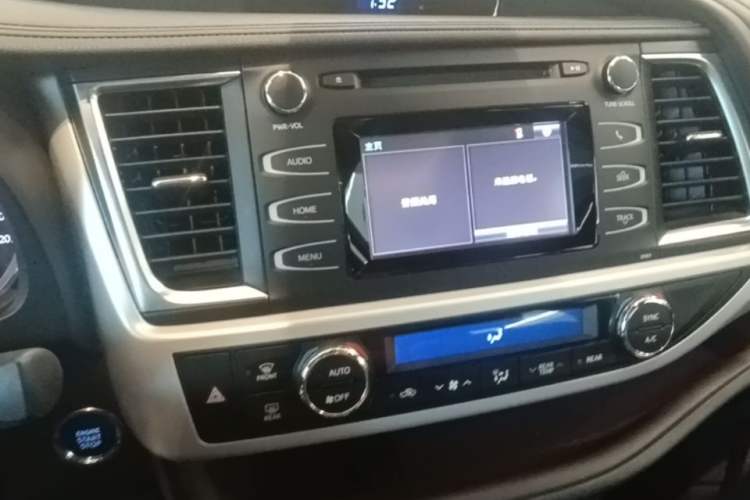 Used Toyota Highlander 2018 2.0T Four-Wheel Drive Luxury Version 7 Seats China VI Standard Audio And AC Panel