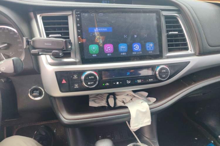 Used Toyota Highlander 2018 2.0T Two-Wheel-Drive Luxury Edition 7 Seats Emission Standard China V Audio And AC Panel