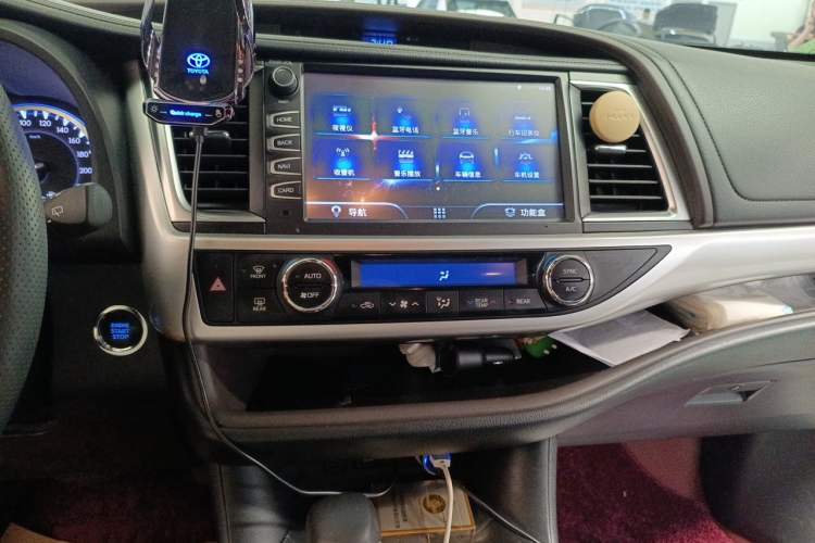 Used Toyota Highlander 2018 2.0T Four-Wheel Drive Luxury Version 7 Seats China VI Standard Audio And AC Panel