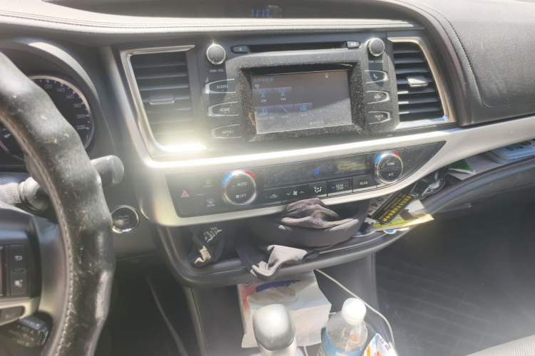 Used Toyota Highlander 2018 2.0T Four-Wheel Drive Luxury Edition 7 Seats China V Emission Standard Audio And AC Panel