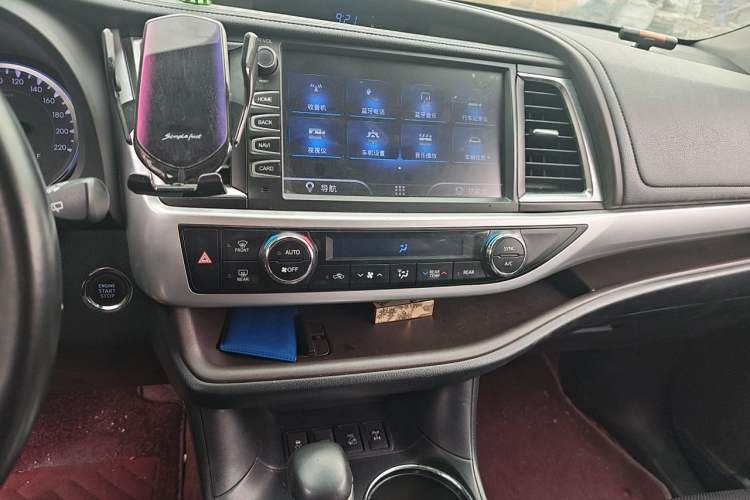 Used Toyota Highlander 2018 2.0T Four-Wheel Drive Luxury Version 7 Seats China VI Standard Audio And AC Panel