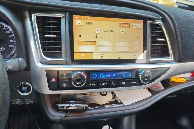 Used Toyota Highlander 2018 2.0T Four-Wheel Drive Luxury Edition 7 Seats China V Emission Standard Audio And AC Panel