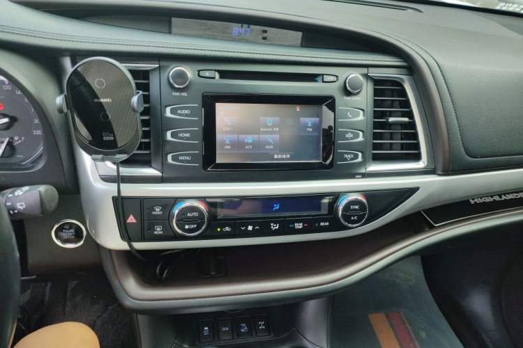 Used Toyota Highlander 2018 2.0T Four-Wheel Drive Luxury Version 7 Seats China VI Standard Audio And AC Panel