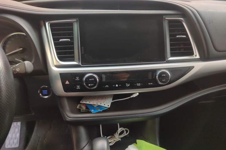 Used Toyota Highlander 2018 2.0T Four-Wheel Drive Prestige Version 7 Seats China VI Standard Audio And AC Panel
