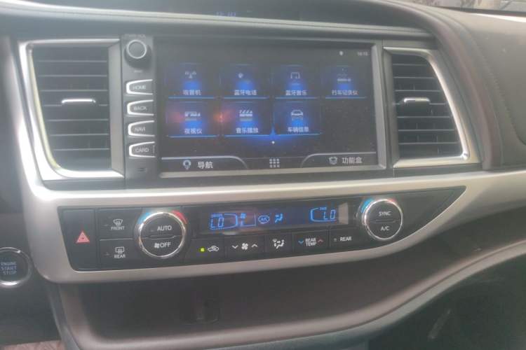 Used Toyota Highlander 2018 2.0T Four-Wheel Drive Luxury Version 7 Seats China VI Standard Audio And AC Panel