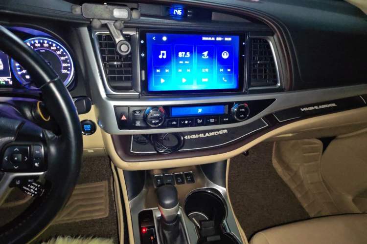 Used Toyota Highlander 2018 2.0T Four-Wheel Drive Prestige Version 7 Seats China V Emission Standard Audio And AC Panel