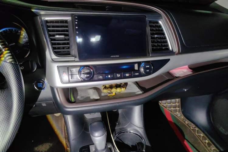 Used Toyota Highlander 2018 2.0T Four-Wheel Drive Luxury Version 7 Seats China VI Standard Audio And AC Panel