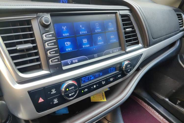 Used Toyota Highlander 2018 2.0T Four-Wheel Drive Luxury Version 7 Seats China VI Standard Audio And AC Panel
