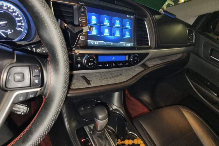 Used Toyota Highlander 2018 2.0T Four-Wheel Drive Luxury Version 7 Seats China VI Standard Audio And AC Panel