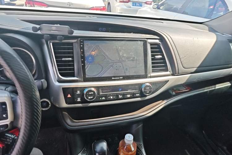 Used Toyota Highlander 2018 2.0T Four-Wheel Drive Luxury Edition 7 Seats China V Emission Standard Audio And AC Panel