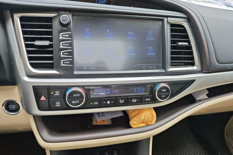 Used Toyota Highlander 2018 2.0T Four-Wheel Drive Luxury Edition 7 Seats China V Emission Standard Audio And AC Panel