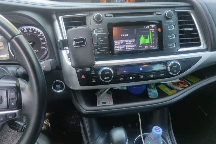 Used Toyota Highlander 2018 2.0T Four-Wheel Drive Luxury Version 7 Seats China VI Standard Audio And AC Panel