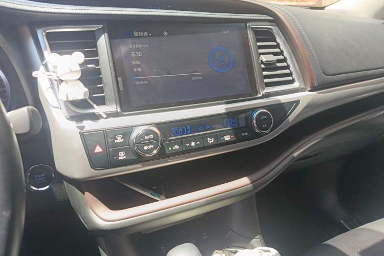 Used Toyota Highlander 2018 2.0T Four-Wheel Drive Prestige Version 7 Seats China VI Standard Audio And AC Panel