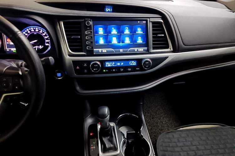 Used Toyota Highlander 2018 2.0T Four-Wheel Drive Luxury Version 7 Seats China VI Standard Audio And AC Panel