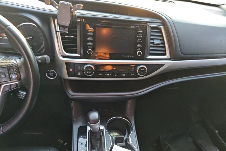 Used Toyota Highlander 2018 2.0T Four-Wheel Drive Luxury Version 7 Seats China VI Standard Audio And AC Panel