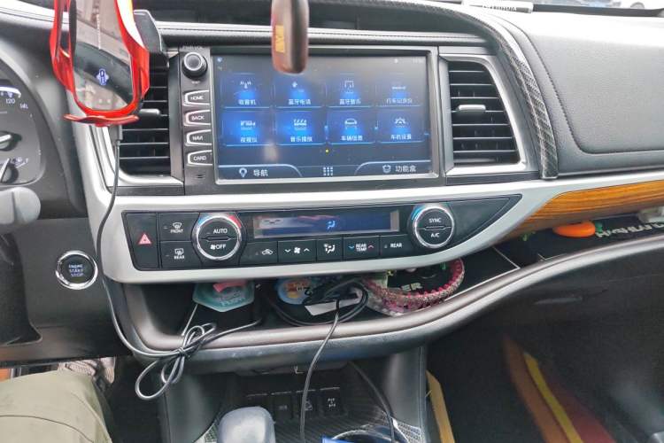 Used Toyota Highlander 2018 2.0T Four-Wheel Drive Luxury Version 7 Seats China VI Standard Audio And AC Panel