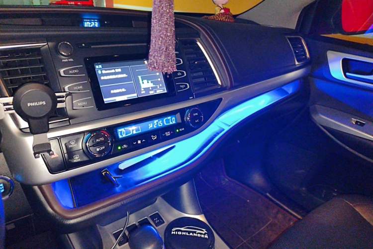Used Toyota Highlander 2018 2.0T Four-Wheel Drive Luxury Edition 7 Seats China V Emission Standard Audio And AC Panel