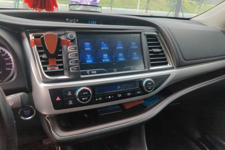 Used Toyota Highlander 2018 2.0T Two-Wheel-Drive Luxury Edition 7 Seats Emission Standard China V Audio And AC Panel