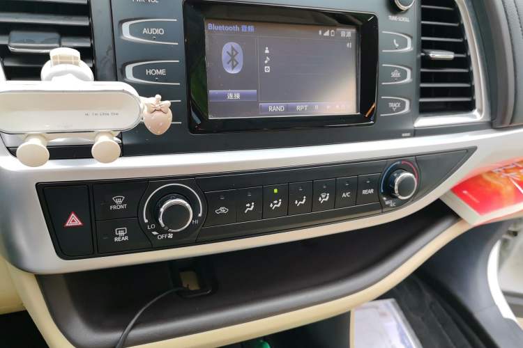 Used Toyota Highlander 2018 2.0T Two-Wheel Drive Elite Version 5 Seats China VI Standard Audio And AC Panel