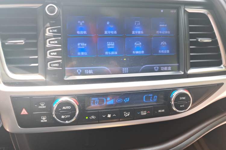 Used Toyota Highlander 2018 2.0T Four-Wheel Drive Luxury Version 7 Seats China VI Standard Audio And AC Panel