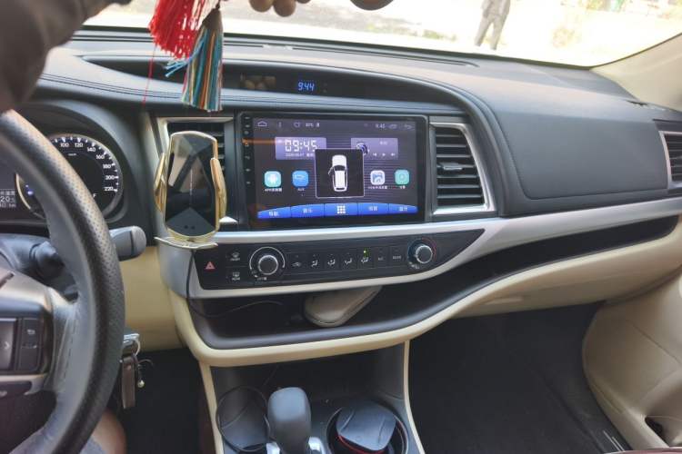 Used Toyota Highlander 2018 2.0T Two-Wheel Drive Elite Version 5 Seats China VI Standard Audio And AC Panel