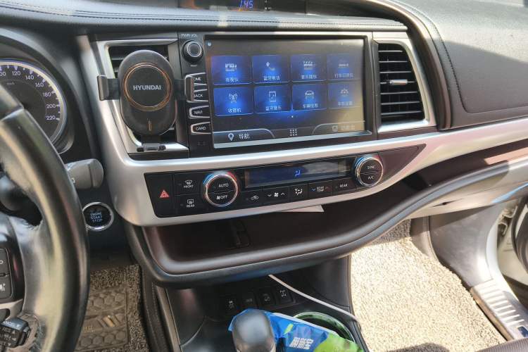 Used Toyota Highlander 2018 2.0T Four-Wheel Drive Luxury Edition 7 Seats China V Emission Standard Audio And AC Panel