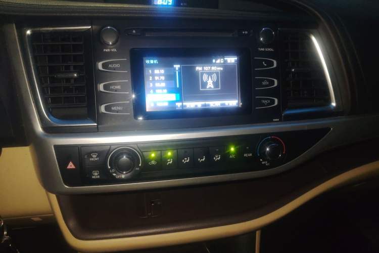 Used Toyota Highlander 2018 2.0T Four-Wheel Drive Elite Edition 7 Seats China VI Standard Audio And AC Panel