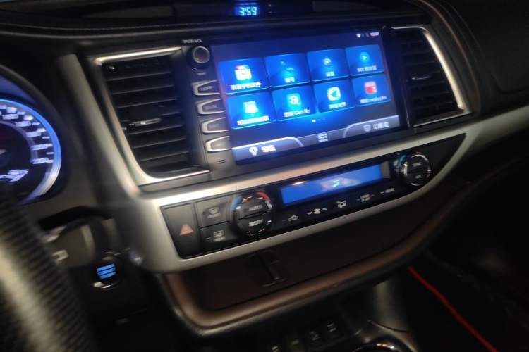Used Toyota Highlander 2018 2.0T Four-Wheel Drive Luxury Edition 7 Seats China V Emission Standard Audio And AC Panel