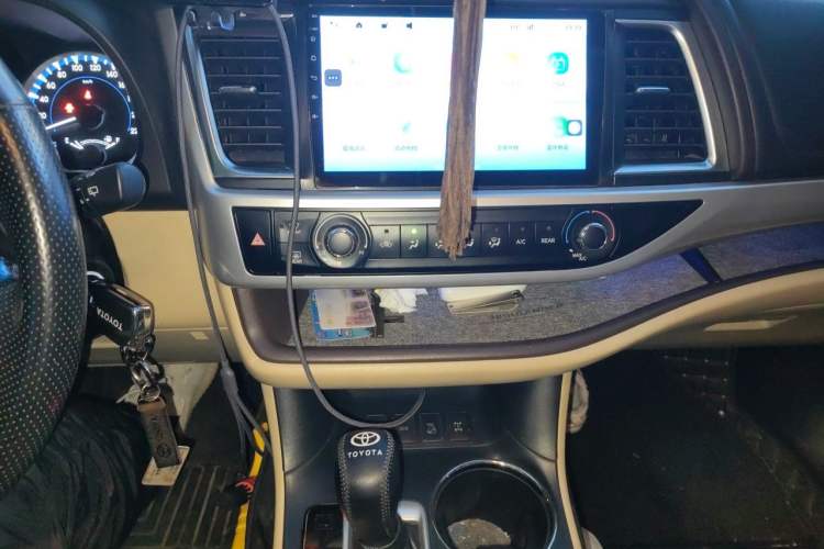 Used Toyota Highlander 2018 2.0T Four-Wheel Drive Elite Edition 7 Seats China VI Standard Audio And AC Panel