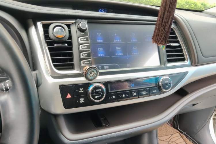 Used Toyota Highlander 2018 2.0T Four-Wheel Drive Luxury Edition 7 Seats China V Emission Standard Audio And AC Panel