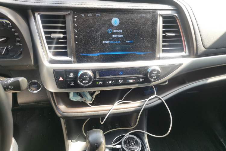 Used Toyota Highlander 2018 2.0T Four-Wheel Drive Luxury Version 7 Seats China VI Standard Audio And AC Panel