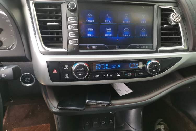 Used Toyota Highlander 2018 2.0T Four-Wheel Drive Luxury Edition 7 Seats China V Emission Standard Audio And AC Panel