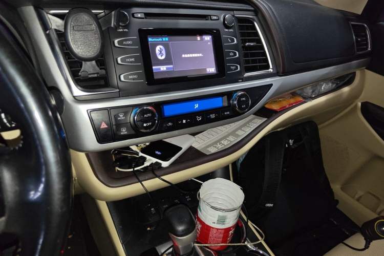 Used Toyota Highlander 2018 2.0T Four-Wheel Drive Luxury Version 7 Seats China VI Standard Audio And AC Panel