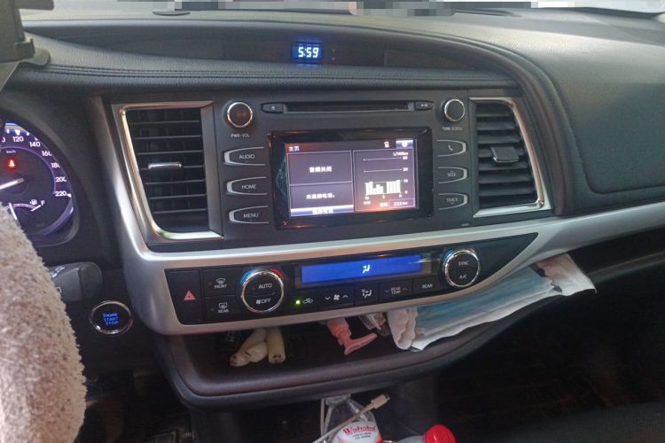 Used Toyota Highlander 2018 2.0T Four-Wheel Drive Luxury Edition 7 Seats China V Emission Standard Audio And AC Panel