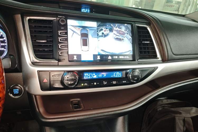 Used Toyota Highlander 2018 2.0T Four-Wheel Drive Luxury Version 7 Seats China VI Standard Audio And AC Panel