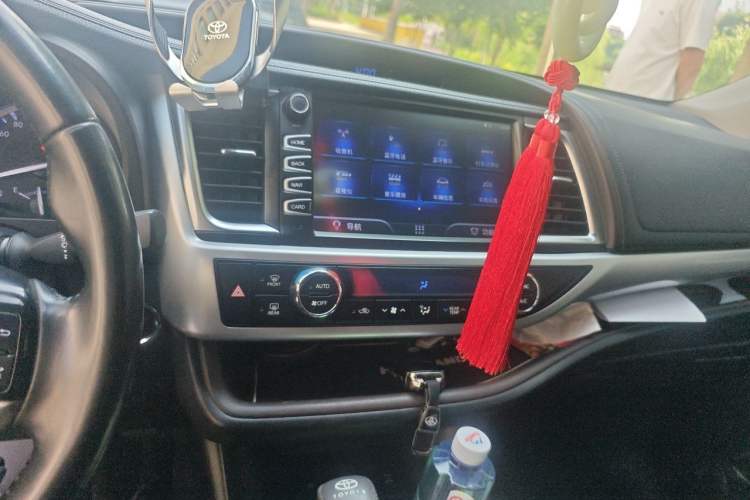 Used Toyota Highlander 2018 2.0T Four-Wheel Drive Luxury Version 7 Seats China VI Standard Audio And AC Panel