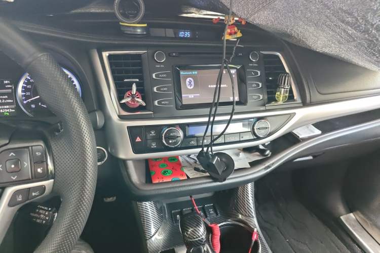 Used Toyota Highlander 2018 2.0T Four-Wheel Drive Luxury Edition 7 Seats China V Emission Standard Audio And AC Panel
