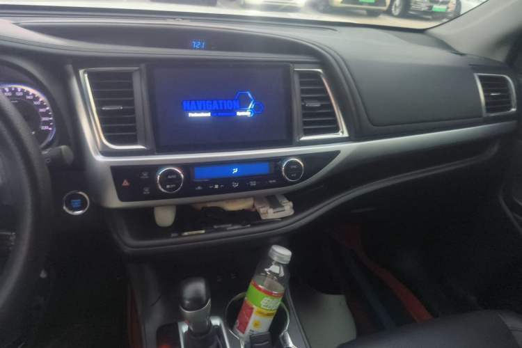 Used Toyota Highlander 2018 2.0T Four-Wheel Drive Luxury Edition 7 Seats China V Emission Standard Audio And AC Panel