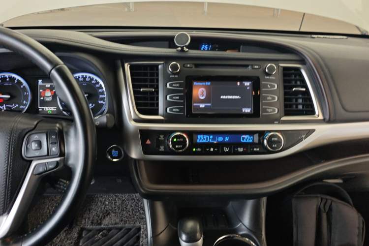 Used Toyota Highlander 2018 2.0T Two-Wheel-Drive Luxury Edition 7 Seats Emission Standard China V Audio And AC Panel
