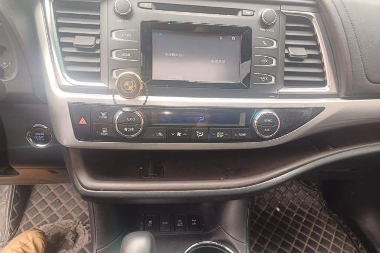 Used Toyota Highlander 2018 2.0T Four-Wheel Drive Luxury Edition 7 Seats China V Emission Standard Audio And AC Panel