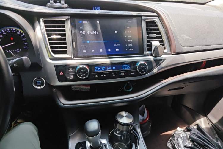 Used Toyota Highlander 2018 2.0T Four-Wheel Drive Prestige Version 7 Seats China V Emission Standard Audio And AC Panel