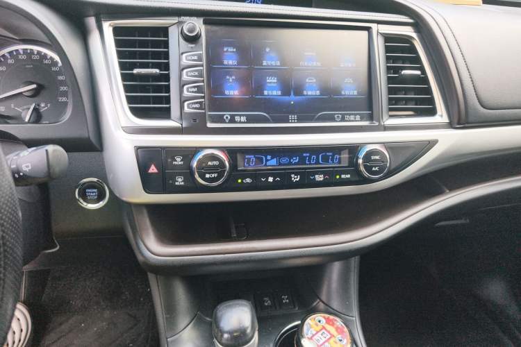 Used Toyota Highlander 2018 2.0T Four-Wheel Drive Luxury Edition 7 Seats China V Emission Standard Audio And AC Panel