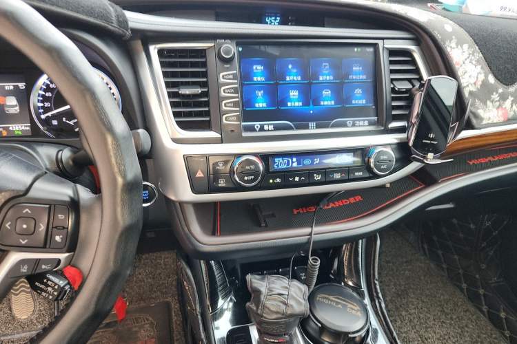 Used Toyota Highlander 2018 2.0T Four-Wheel Drive Luxury Version 7 Seats China VI Standard Audio And AC Panel